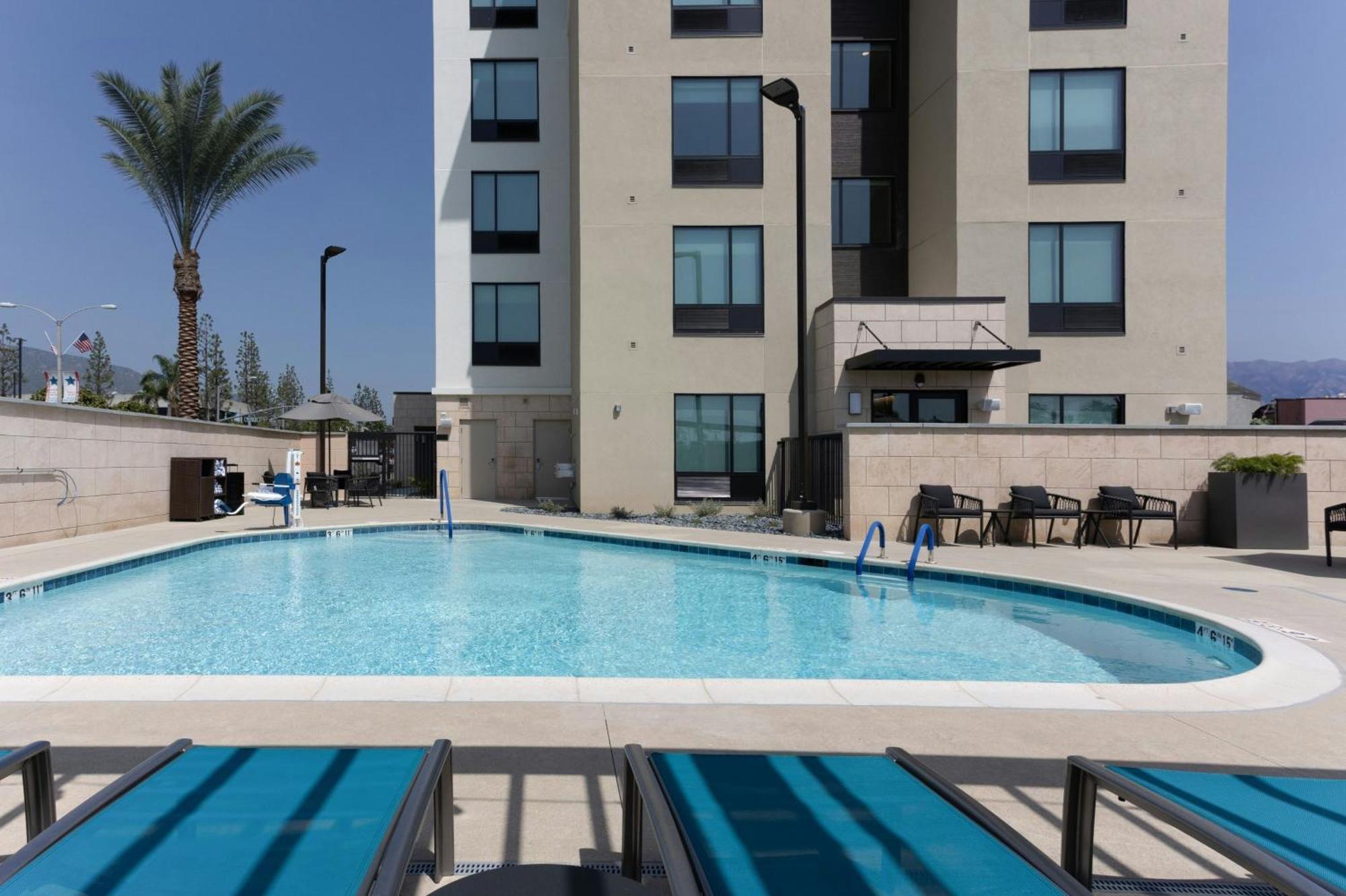 Towneplace Suites By Marriott Монровия Екстериор снимка